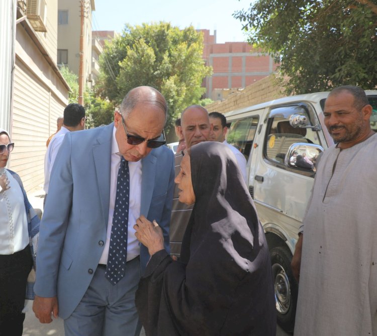 محافظ المنيا يستمع لشكاوى المواطنين ويوجه بحصر المساحات الخالية  لاستغلالها