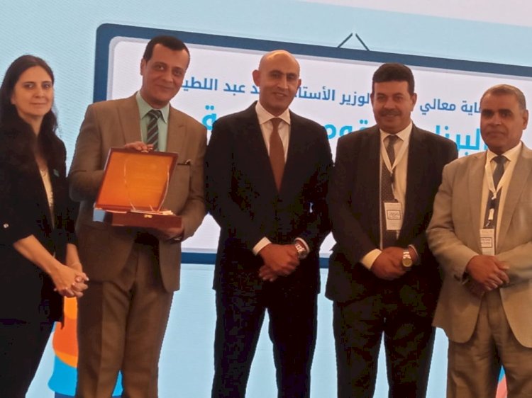 وزير التربية والتعليم يكرم مدير  تعليم سوهاج