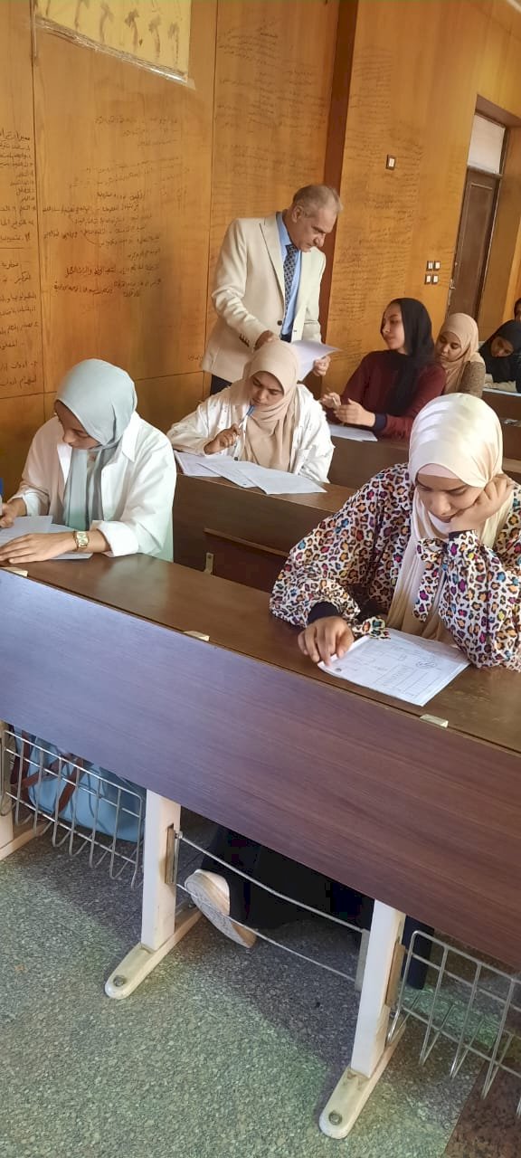 القائم بأعمال رئيس جامعة أسوان يتفقد امتحانات الفصل الصيفي بكلية التربية النوعية