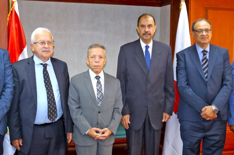 محافظ سوهاج يستقبل النقيب العام لأطباء مصر