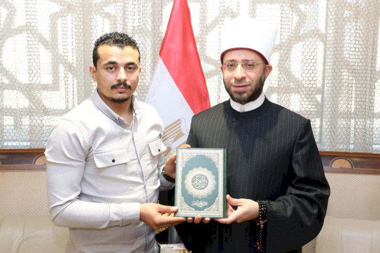 وزير الأوقاف يستقبل نجل الشهيد خالد عبد العال
