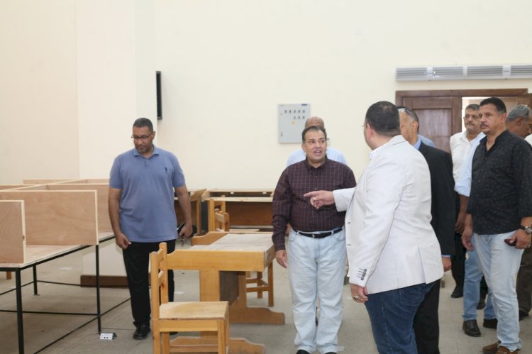 رئيس جامعة جنوب الوادي يتفقد مركز الاختبارات الالكترونية