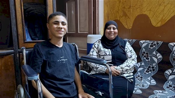 يوسف من المنيا مريض ضمور العضلات :نفسي في عربية توصلني للكلية