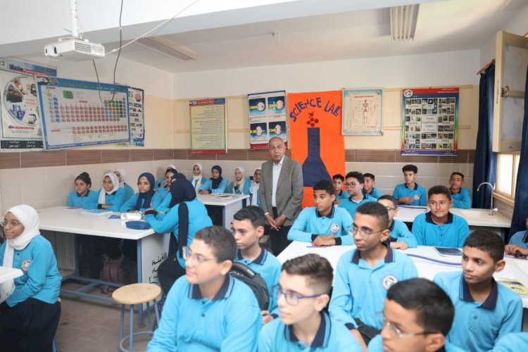 محافظ المنيا يتابع انتظام العملية التعليمية بمدارس بنى مزار