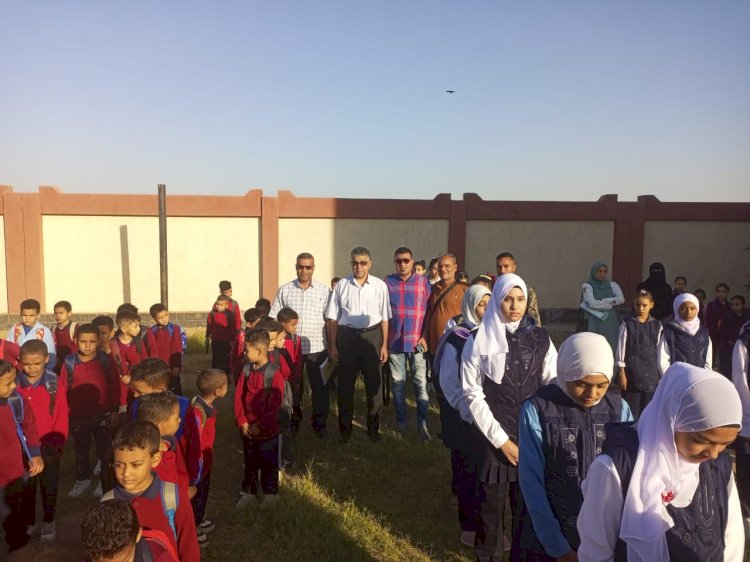 وكيل تعليم أبوتشت يتابع انتظام الدراسة ويتحاور مع طلاب الشرقي سمهود