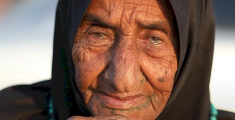 عمرها يفوق 100 عام.. معمرة فلسطينية تنزح جنوب غزة