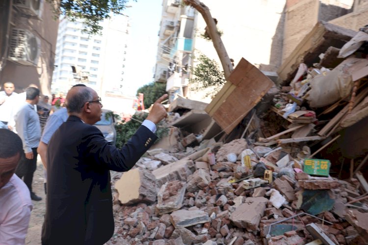 محافظ المنيا يتفقد موقع المنزل المنهار أثناء أعمال هدم بجوار فندق لوتس