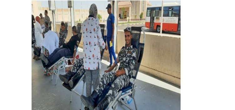 ضباط الشرطة يتبرعون بدمائهم للمرضي بمديرية أمن البحر الأحمر