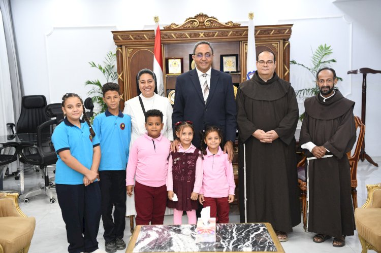 محافظ قنا يستقبل وفد مدرسة الراهبات الفرنسيسكان