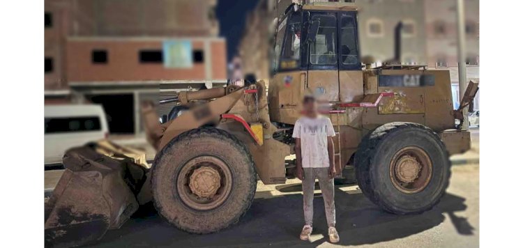 ضبط سائق لقيادته"اللودر"  عارى الجسد بالسويس