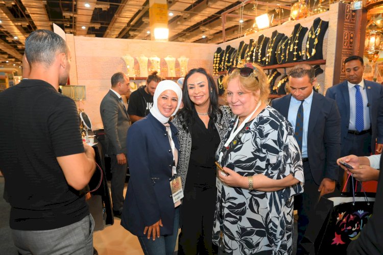 وزيرة التضامن تتفقد جناح صندوق "دعم الصناعات الريفية والبيئية " بمعرض "تراثنا "