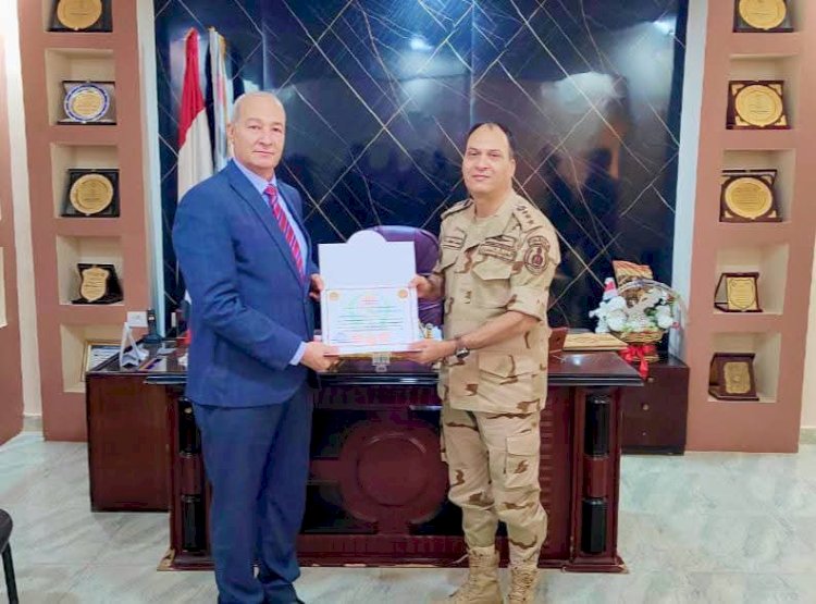 مستشار عسكرى محافظة كفر الشيخ يكرم وكيل وزارة الشباب والرياضة