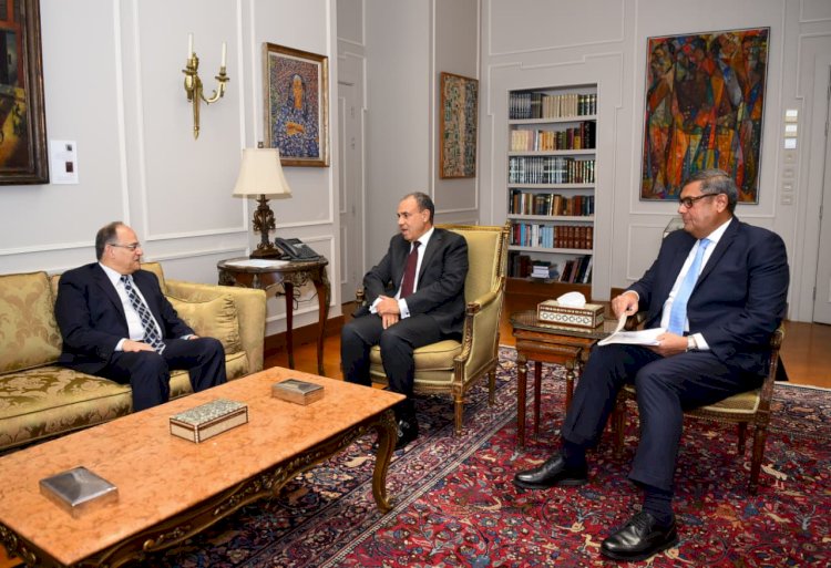 وزير الخارجية يستقبل رئيس هيئة الدواء المصرية
