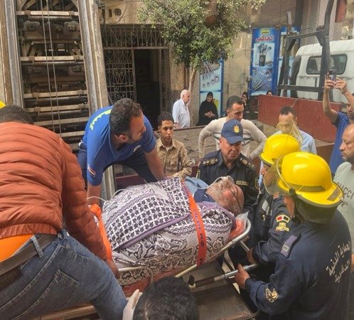 الاجهزة الامنية تنقل مريض غير قادر علي الحركة للمستشفي بالدقهلية