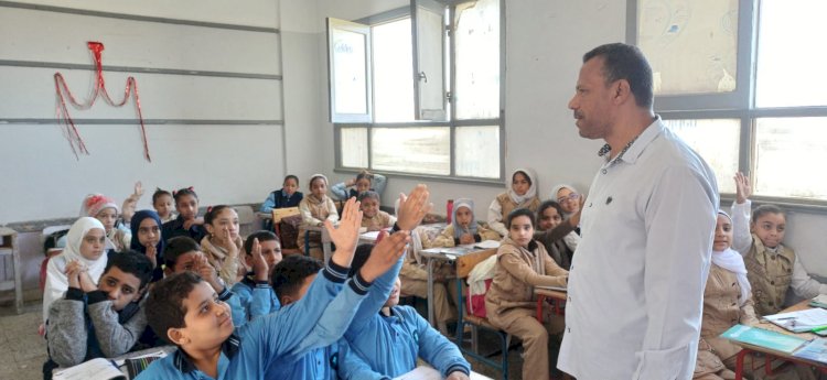 إحالة عدد من المعلمين للتحقيق خلال جولة مدير عام تعليم أبوتشت بمدارس سمهود