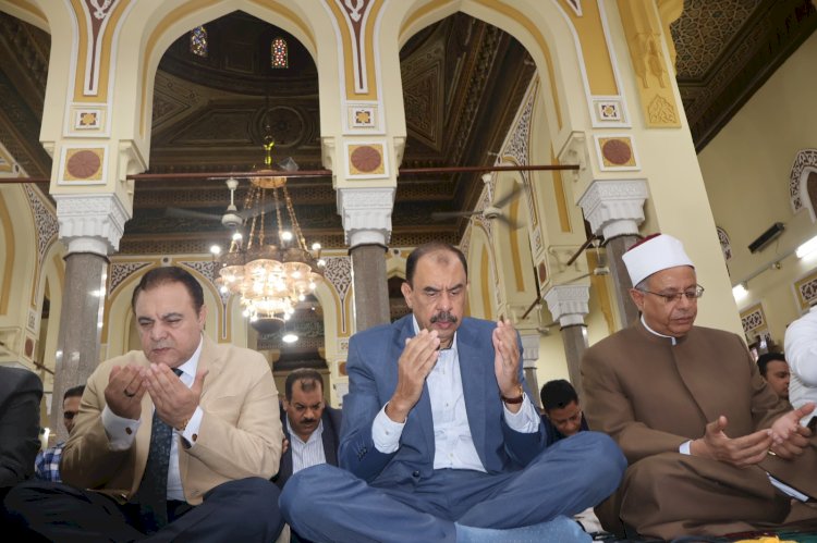 محافظ سوهاج يؤدي صلاة الجمعة بمسجد العارف بالله