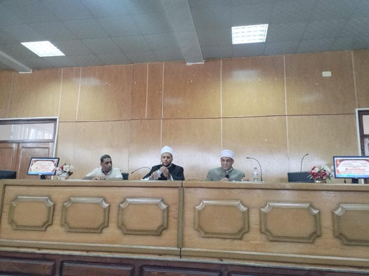 ندوة  عن "الوسطية والاعتدال في حياة الرسول صلى الله عليه وسلم"  بجامعة قنا