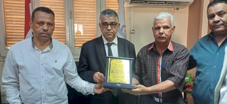 مدير عام تعليم أبوتشت يكرم كمال بدوي لبلوغه السن القانوني للتقاعد