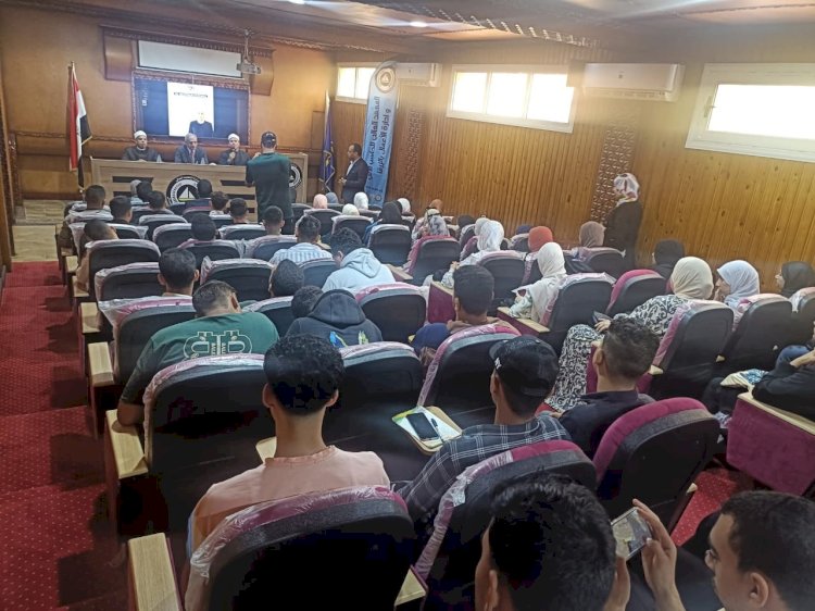 "أثر القيم المجتمعية في توجيه السلوك" في ندوة بالمعهد العالي للحاسب الالي بدمياط