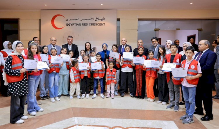 وزيرة التضامن ترأس اجتماع مجلس إدارة الهلال الأحمر المصري