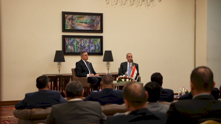 وزير الخارجية يلتقي أعضاء الجالية المصرية في الجزائر