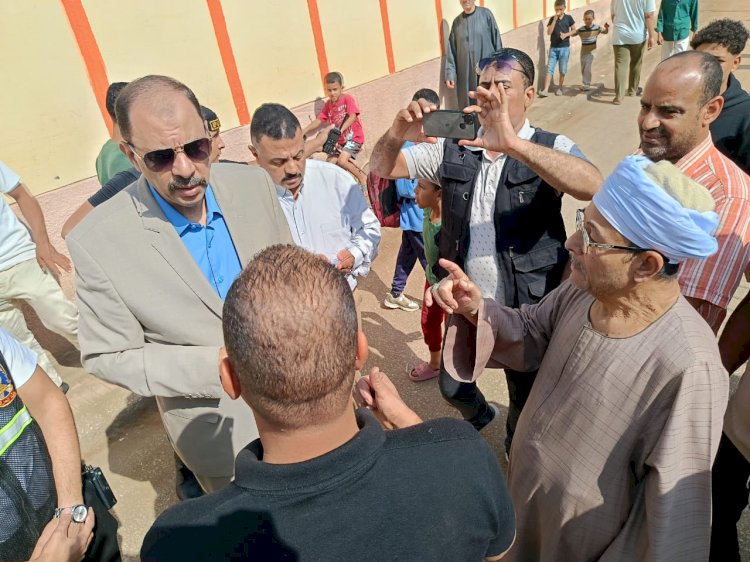 محافظ سوهاج يتفقد مستوى الخدمات بقرية "الطليحات" بجهينة