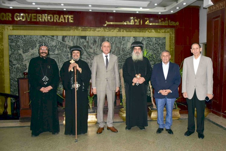 محافظ الأقصر يستقبل وفد دير مار جرجس بالرزيقات بمناسبة بدء احتفالات الدير