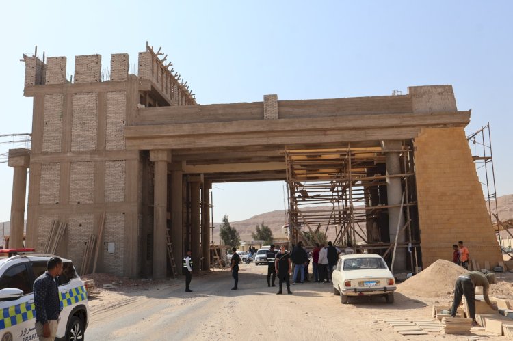 محافظ سوهاج يتفقد أعمال إنشاء أول بوابة للمدخل الغربي لسوهاج