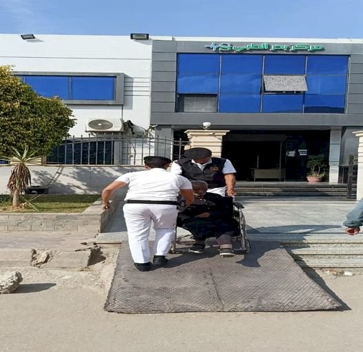 الاجهزة الأمنية تنقل مواطن من ذوي الاحتياجات الخاصة للمستشفي بالقاهرة