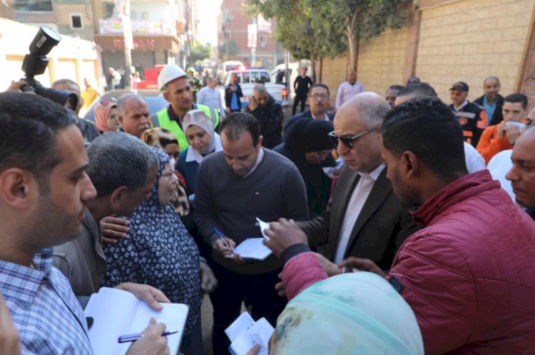 محافظ المنيا يتفقد شوارع أبوقرقاص ويستمع لشكاوى المواطنين
