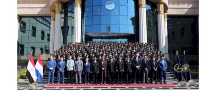 دورة تدريبية لطالبات كلية الشرطة على فحص وثائق السفر وكشف الوثائق المزورة