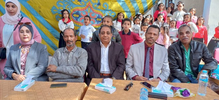 مدير تعليم أبوتشت يشارك طلاب مدرسة الشهيد حمدالله فرحة أعياد الطفولة