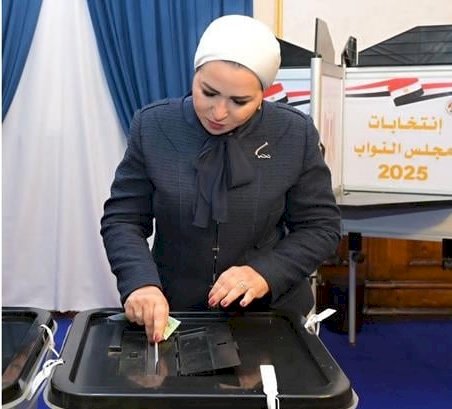 قرينة السيد الرئيس تدلي بصوتها في انتخابات مجلس النواب ٢٠٢٥