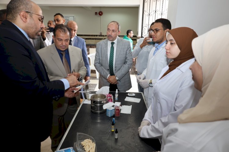 رئيس جامعة قنا يتفقد فعاليات مبادرة “اطمّن ٢” للكشف عن السكري