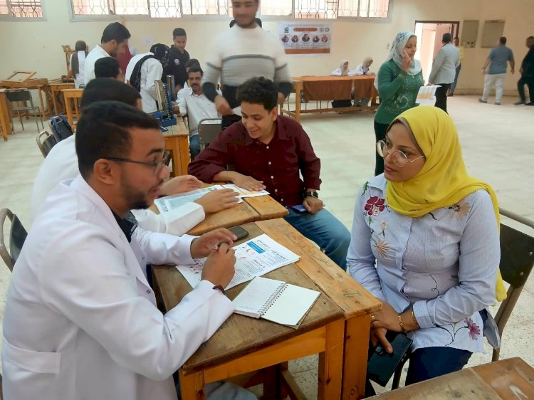 عميد حقوق قنا يتفقد فعاليات "مبادرة اطمّن ٢" للكشف عن السكري بجامعة قنا