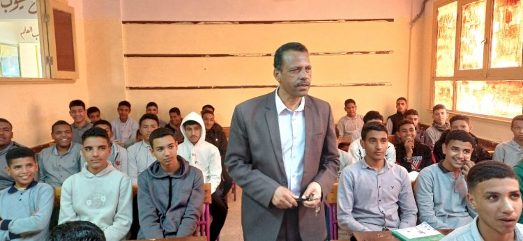 جولة ميدانية لعبدالواحد بمدارس أبوتشت لمتابعة الاختبارات والمنصة الرقمية