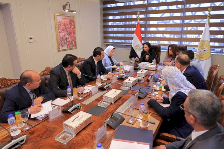 وزيرتا التنمية المحلية والتضامن تبحثان دعم جهود الهلال الأحمر المصري