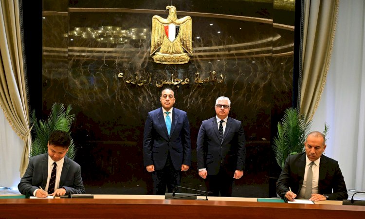 توقيع عقد إنشاء مجمع متكامل للصناعات الكيميائية الفوسفاتية داخل "سخنة "360"