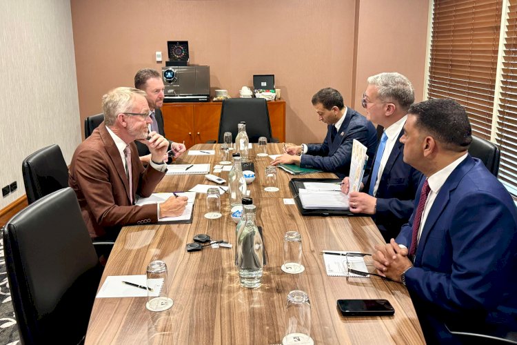 وزير البترول  يعقد مباحثات مع المدير العام لإدارة مناجم غرب استراليا