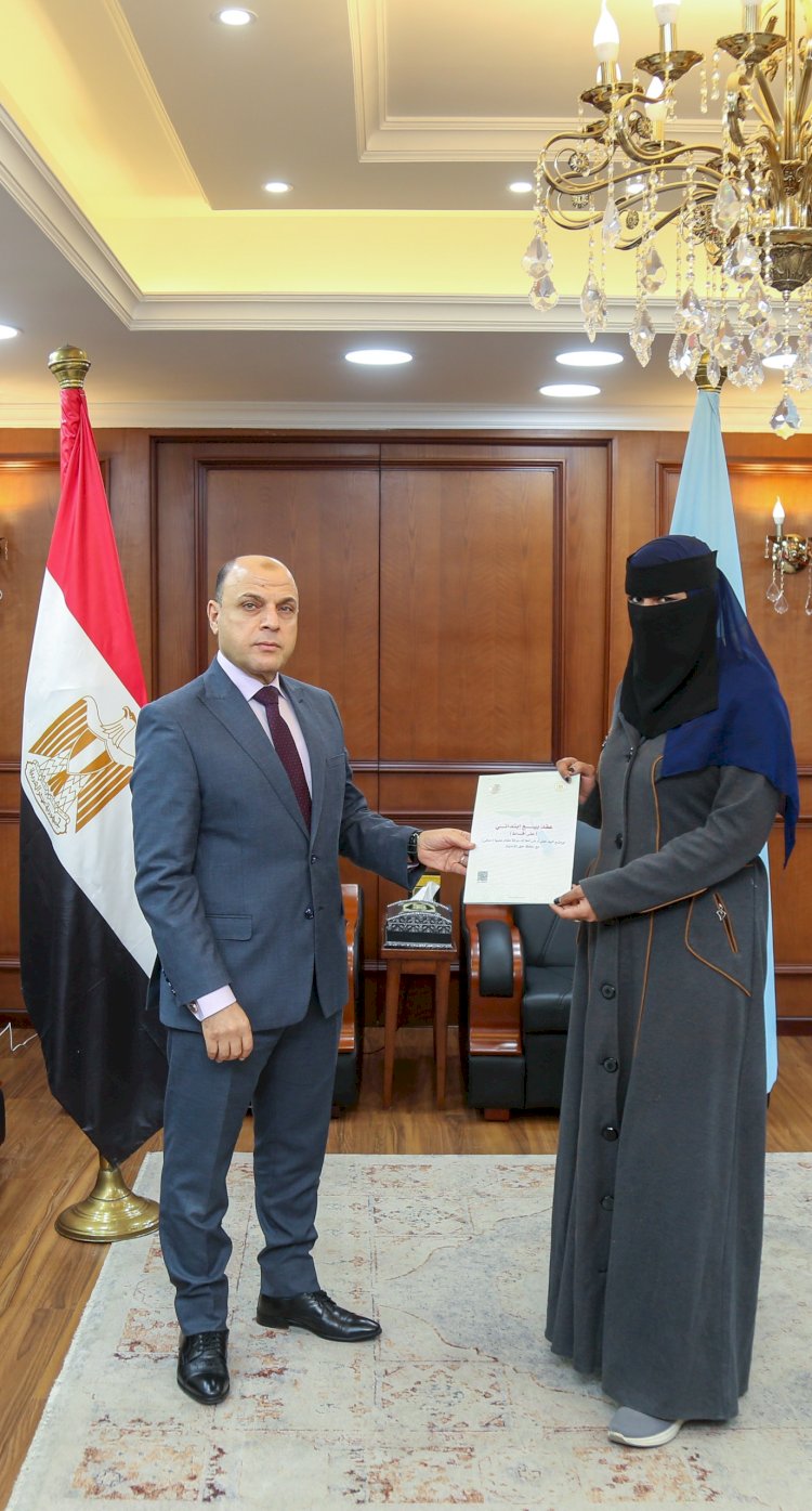 محافظ كفرالشيخ يُسلّم 14 عقد تقنين أراضي للمستفيدين من المواطنين