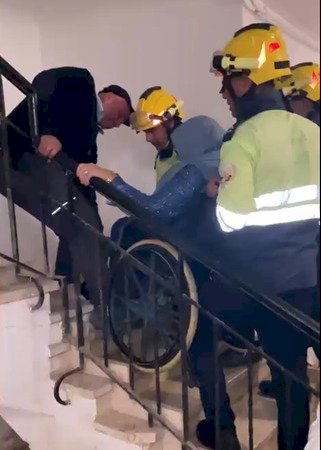 الاجهزة الامنية تنقل مسنة غير قادرة علي الحركة  للطابق الخامس بالقاهرة