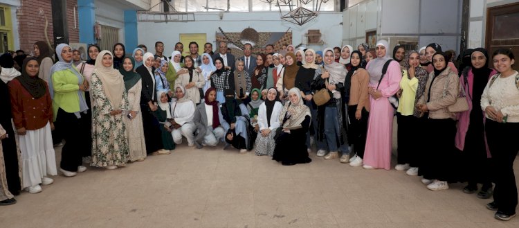 افتتاح معرض «أشغال  المعادن» لطلاب التربية الفنية بتربية نوعية قنا