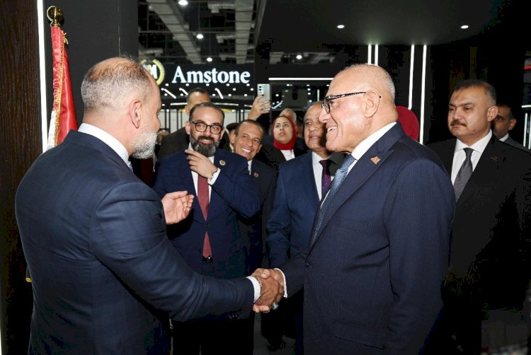 رئيس العربية للتصنيع يتفقد جناح أميستون إنترناشيونال جروب بمعرض ايديكس