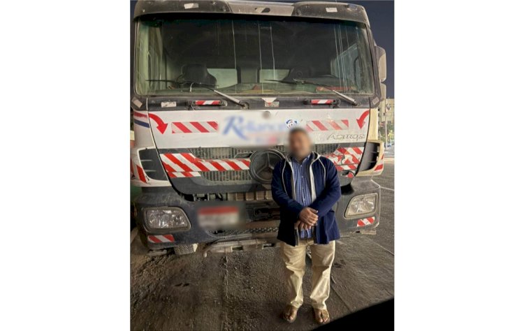 نكشف فيديو سقوط أسمنت من إحدى سيارات النقل " خلاطة " أثناء سيرها بالقاهرة