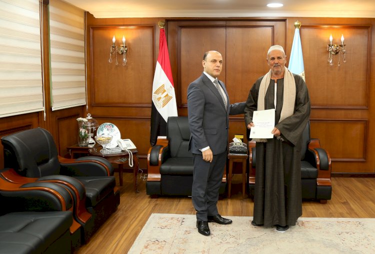 محافظ كفرالشيخ يُسلّم 7 عقود تقنين أراضي أملاك دولة للمستفيدين