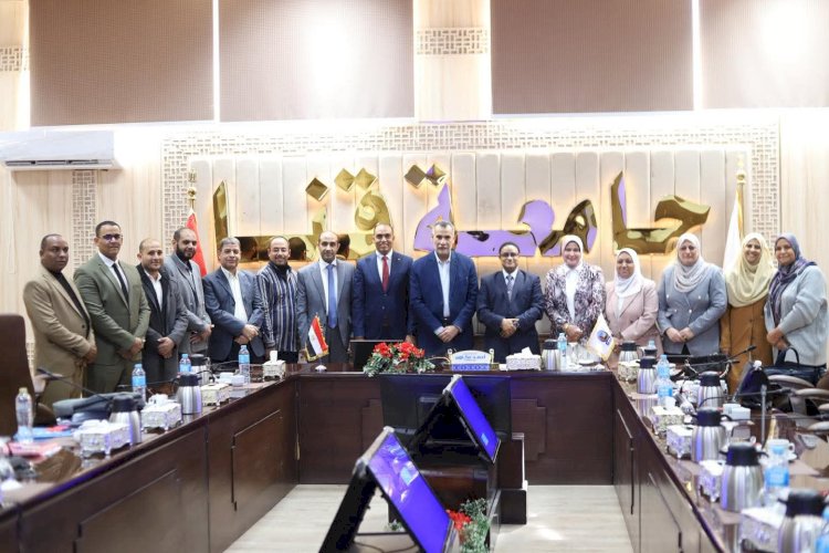 رئيس جامعة قنا يشهد اجتماع لجنة تحكيم جائزة قنا للتميز الداخلي