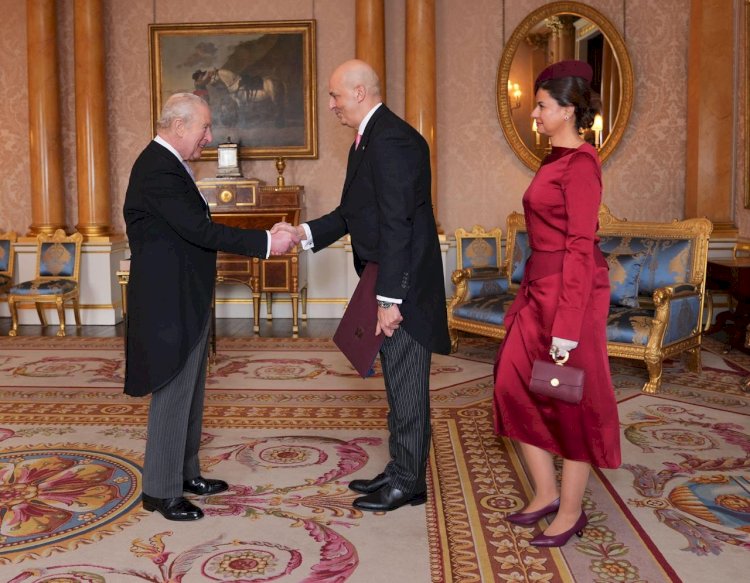 السفير المصرى فى لندن يقدم أوراق اعتماده للملك تشارلز الثالث