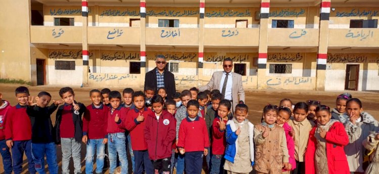 وكيل تعليم أبوتشت يشارك الطلاب مباراة كرة قدم خلال جولة ميدانية