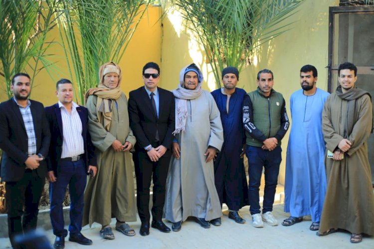 في لفتة انسانية.. نائب محافظ سوهاج يزور معلمه في مسقط رأسه بأولاد يحيى بدار السلام