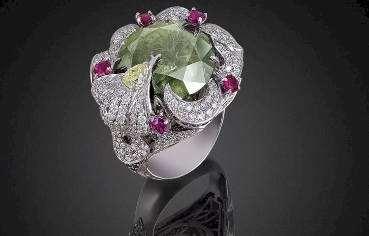 معرض دبي للمجوهرات يعرض ماسة خضراء نادرة من روسيا